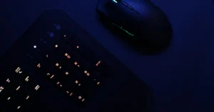 teclado y mouse con fondo oscuro