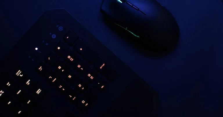 teclado y mouse con fondo oscuro