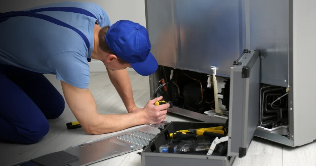 hombre reparando refrigerador