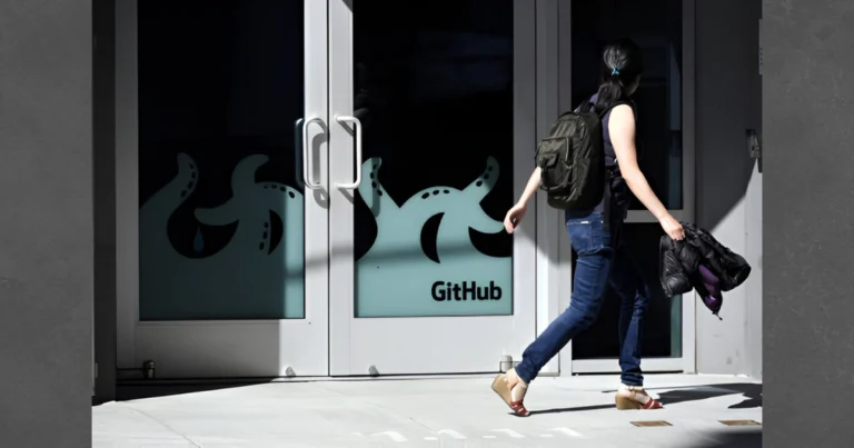 Mujer en las oficinas de GitHub