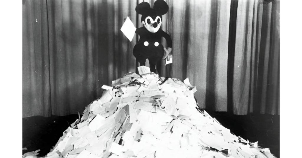 El Ratón Mickey entra en juego de la IA y envía un cese y desista a Google