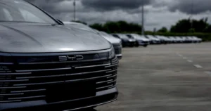 El escándalo de BYD en Brasil y el lado oscuro de la industria de autos eléctricos