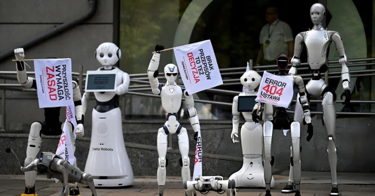 Robots humanoides y cuadrúpedos participaron en una manifestación en Varsovia el 7 de septiembre de 2026 para exigir la regulación del desarrollo de la inteligencia artificial. Ondeando banderas, coreando consignas y marchando en círculos, alrededor de treinta robots salieron a las calles para concienciar sobre la necesidad de regular la IA frente al Ministerio de Asuntos Digitales el 7 de septiembre de 2026. Foto de Sergei GAPON