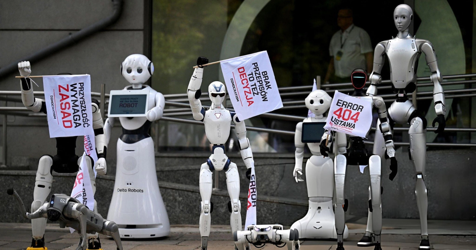 Robots humanoides y cuadrúpedos participaron en una manifestación en Varsovia el 7 de septiembre de 2026 para exigir la regulación del desarrollo de la inteligencia artificial. Ondeando banderas, coreando consignas y marchando en círculos, alrededor de treinta robots salieron a las calles para concienciar sobre la necesidad de regular la IA frente al Ministerio de Asuntos Digitales el 7 de septiembre de 2026. Foto de Sergei GAPON