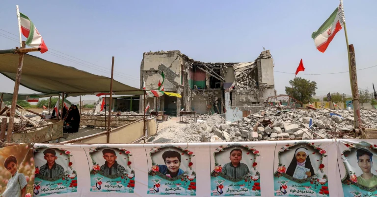 El edificio de la escuela primaria Shajareh Tayebeh, destruida y rodeada de escombros, se ve en la fotografía tomada en Minab, provincia iraní de Hormozgan, el 10 de agosto de 2026. 
